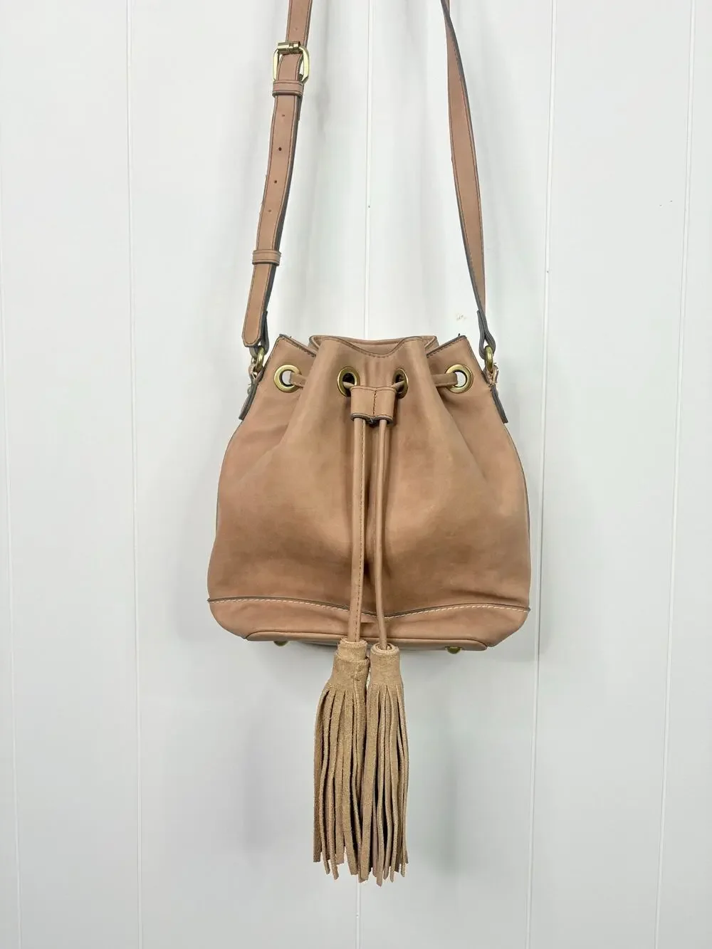 ✨2/$30✨Merona Tan Faux Leather Bucket Bag Tassel Crossbody Purse Western